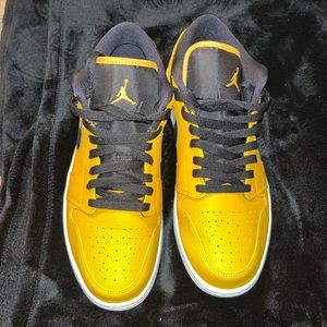 Jordan Sneakers Yellow and Black